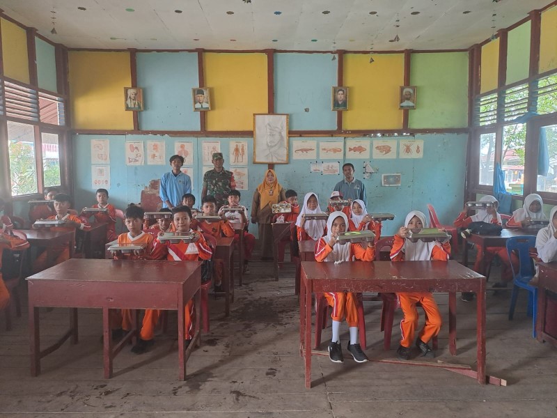 Dukung Generasi Sehat, Babinsa Koramil 06/Kateman Dampingi Program MBG di Kateman