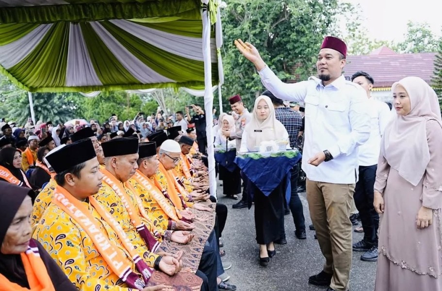 Bupati Inhu Berangkatkan Umrah Imam Masjid dan Penggali Kubur