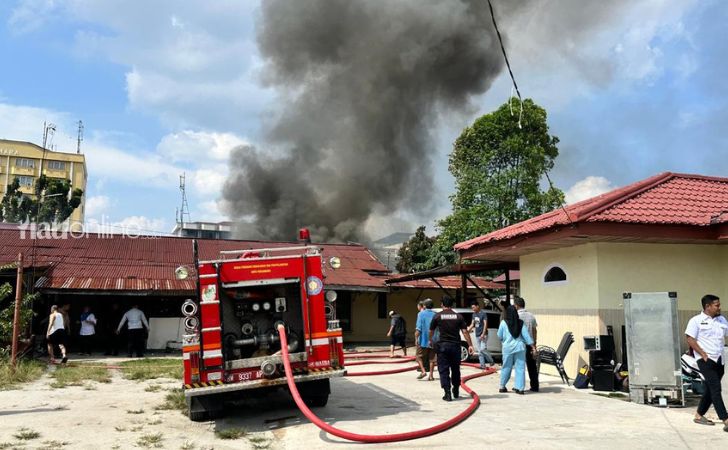 Dahsyat! Asrama Polisi Dekat SMAN 1 Pekanbaru Terbakar, Aparat dan Penghuni Panik