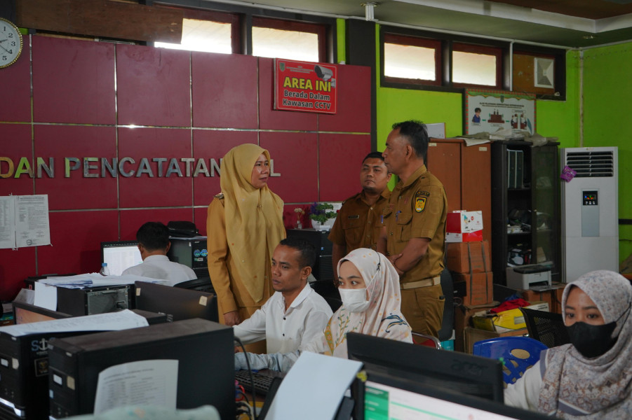 Hari Pertama Bertugas, Wabup Inhil Sidak ke Dukcapil dan Tinjau Operasi Pasar Murah
