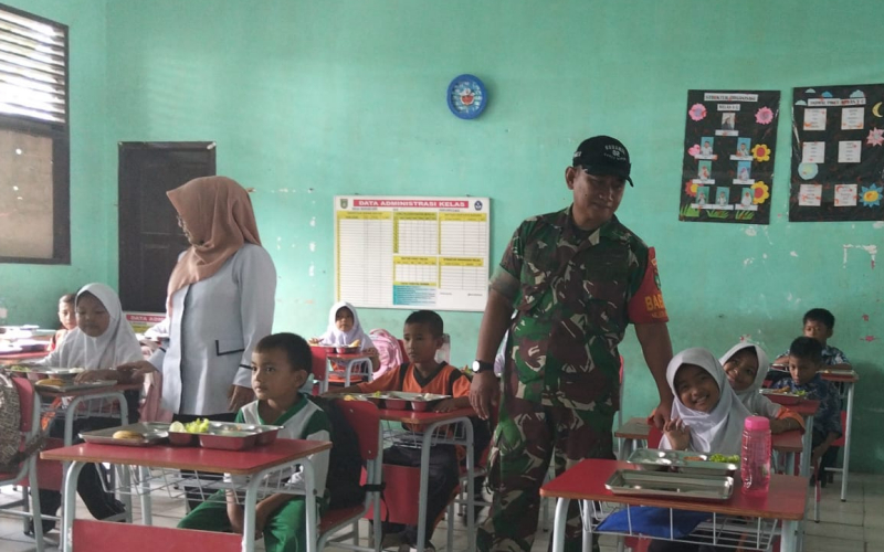 Sertu Jumat Desmanto Dukung Distribusi Makanan Bergizi Gratis di Sekolah-Sekolah Bukit Kapur