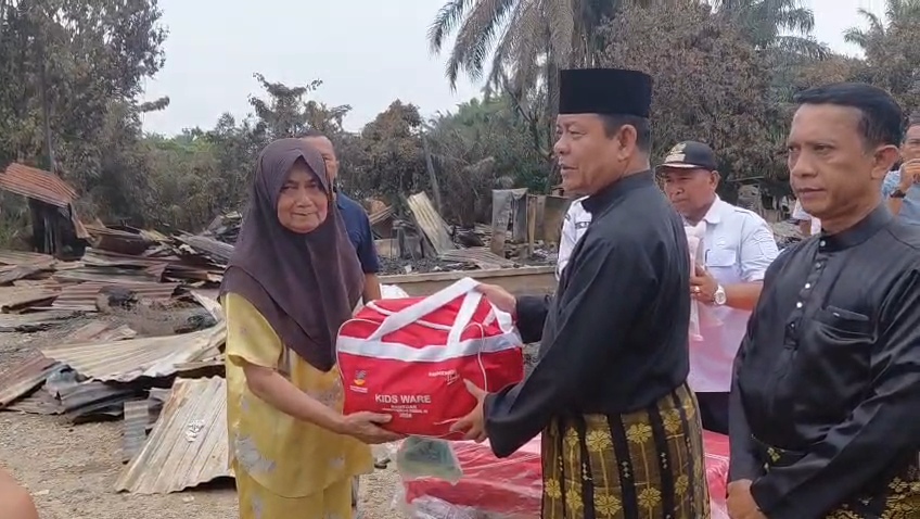 Kebakaran Ludeskan Rumah Warga, Wabup Rohul Datangi Korban