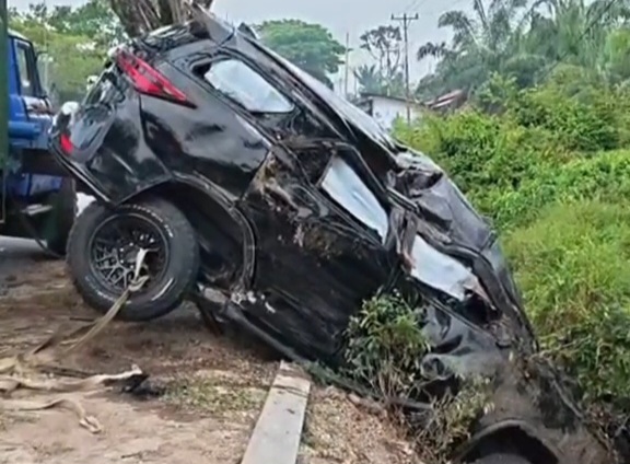 Mobil Dinas Wakil Ketua DPRD Bengkalis Terbalik Usai Tabrakan di Jalan Pakning–Dumai