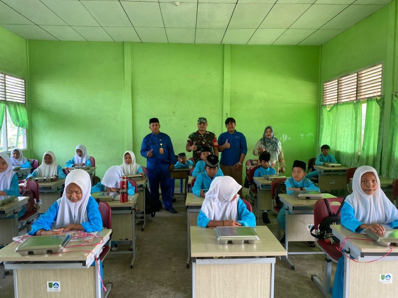 Babinsa Koramil 06/Kateman Berikan Pendampingan dan Pengawalan Program MBG di Sekolah
