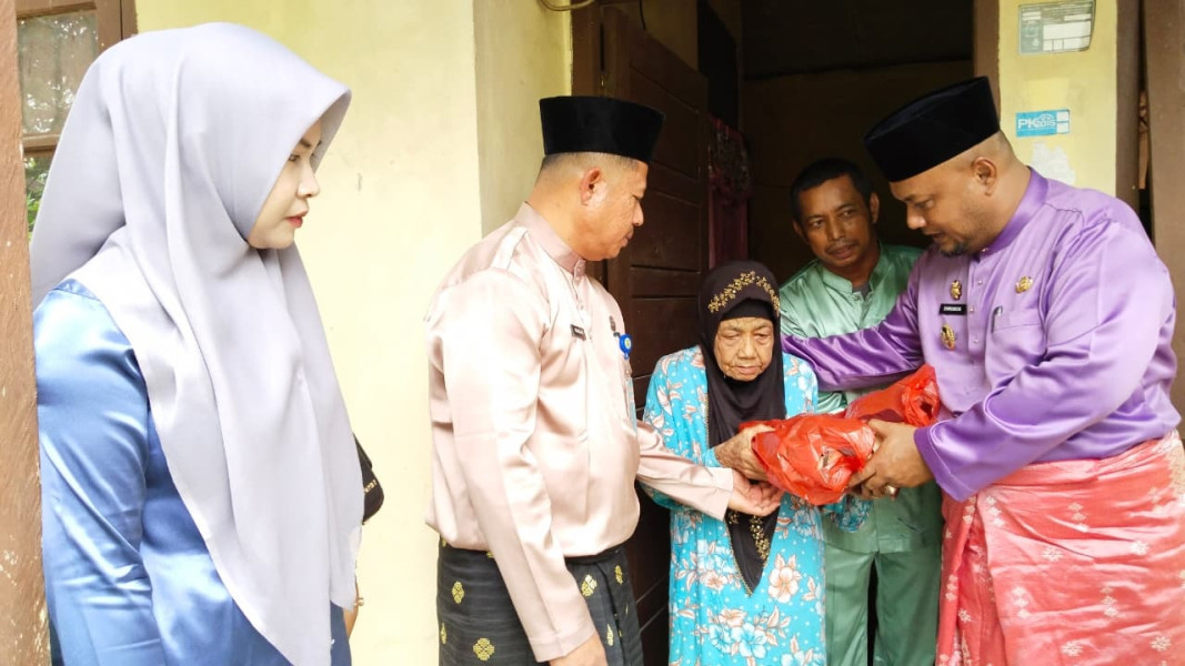 Wabup Syamsurizal Pimpin "Jumat Bersedekah" HUT Siak ke-26, Bantuan Sembako Disalurkan Serentak di 14 Kecamatan