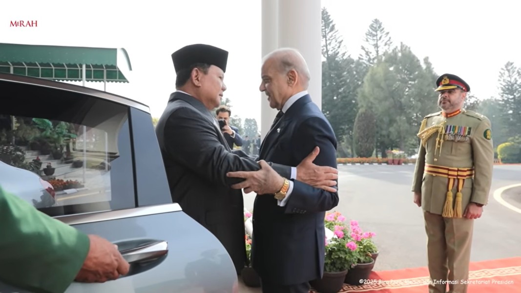 Presiden Prabowo Disambut Hangat PM Shehbaz Sharif dalam Upacara Kenegaraan di Islamabad