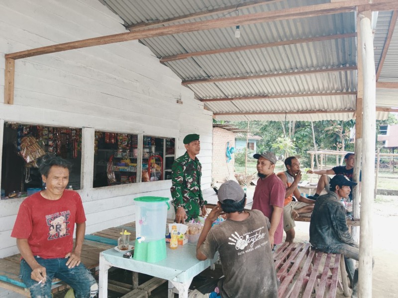 Babinsa Serda Mayus Maruli Sosialisasikan Bahaya Narkoba kepada Warga Minas Timur