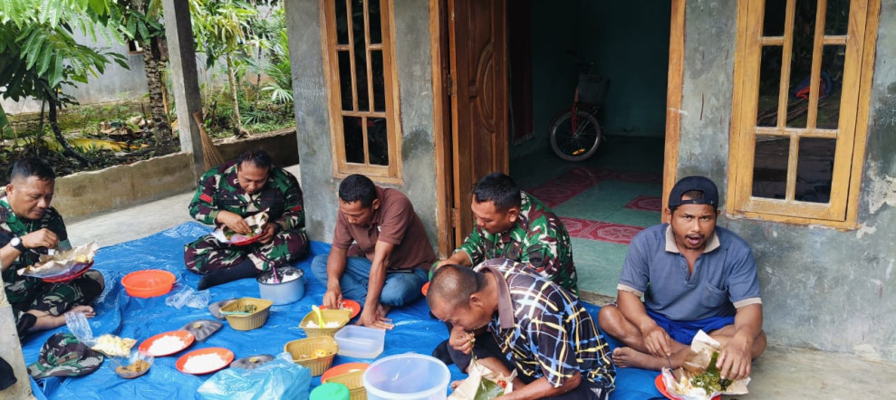 Danramil 06/Kateman Jalin Keakraban dengan Warga di Tengah Kegiatan TMMD ke-123