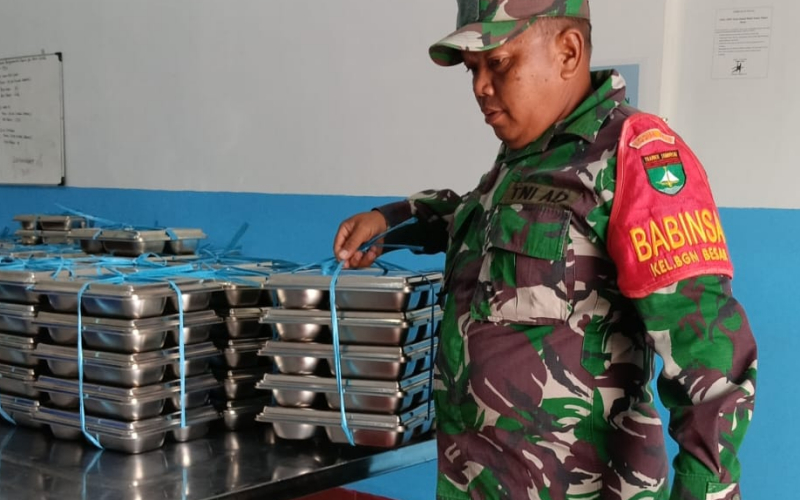 Babinsa Pastikan Distribusi Makanan Bergizi Tepat Sasaran di Lingkungan Pendidikan