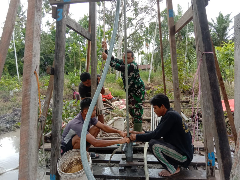 TMMD ke 123 Kodim 0314/Inhil, Babinsa Koramil Kateman Kebut Pembangunan Sumur Bor di Mumpa