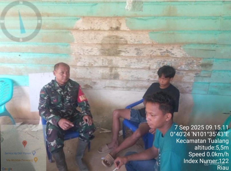 Babinsa Sertu Sarju Laksanakan Komsos di Tualang, Ajak Warga Jaga Kebersihan Lingkungan