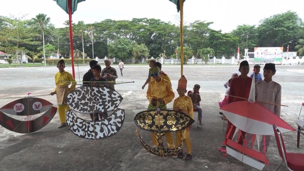 Lomba Layang-Layang Hias Dua Dimensi Meriahkan HUT ke-80 Kemerdekaan RI di Inhil