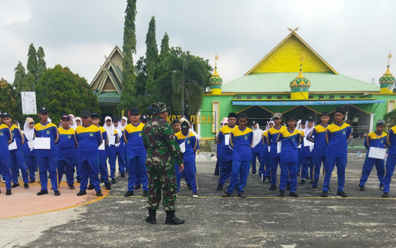MPLS 2026, Babinsa Koramil 01/Dumai Bekali Siswa MAN Dumai dengan Pelatihan PBB