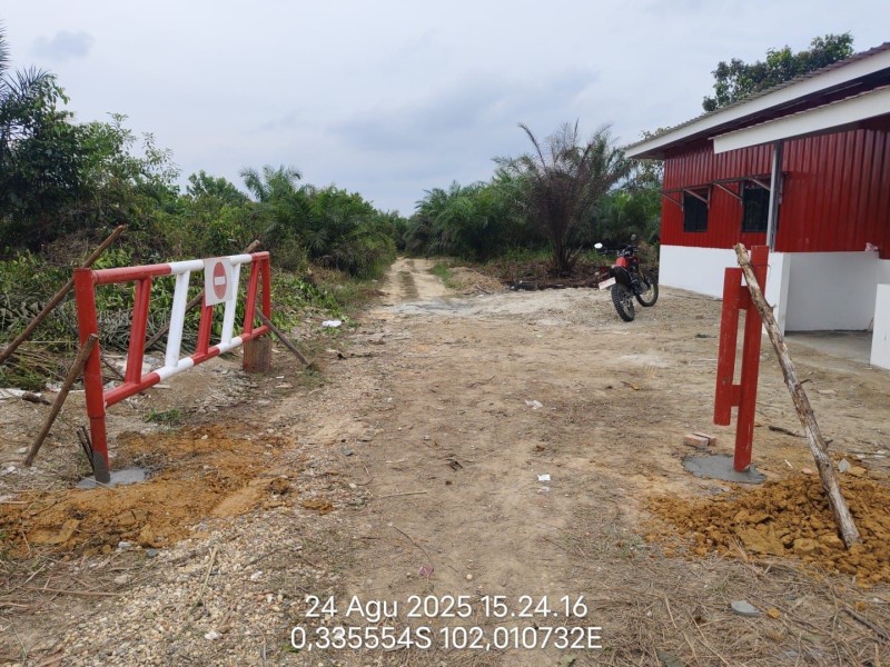 Warga Di Kawasan Taman Nasional Tesso Nilo Bekerja Sama dengan Tim Satgas PKH untuk Membangun Pos Batas TNTN