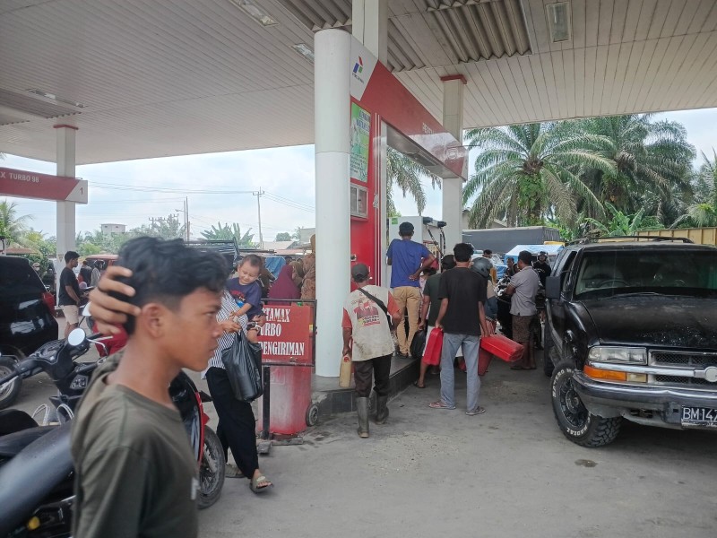 Diduga BBM Subsidi Dialihkan ke Pelangsir, Warga Keluhkan Kelangkaan di SPBU Kelayang
