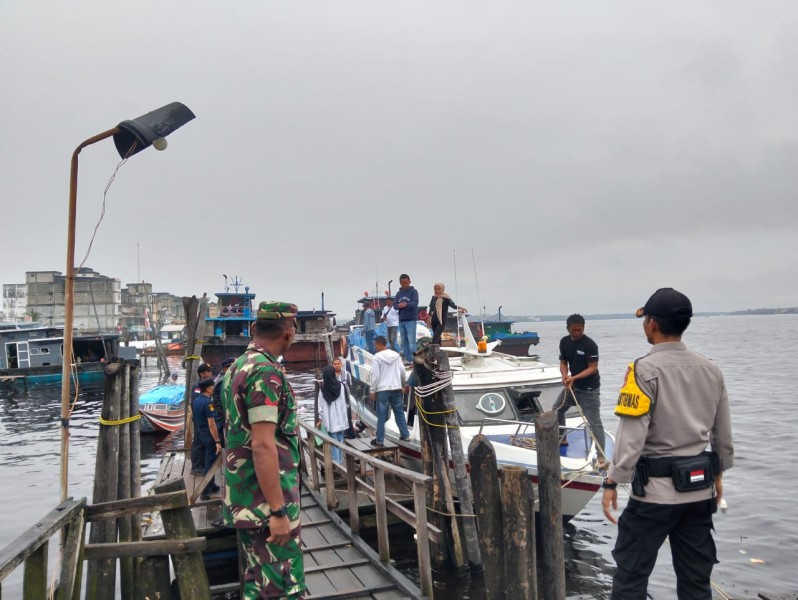 Babinsa Koramil 06/Kateman dan Polsek Kateman Rutin Gelar Pengamanan di Pelabuhan Sungai Guntung