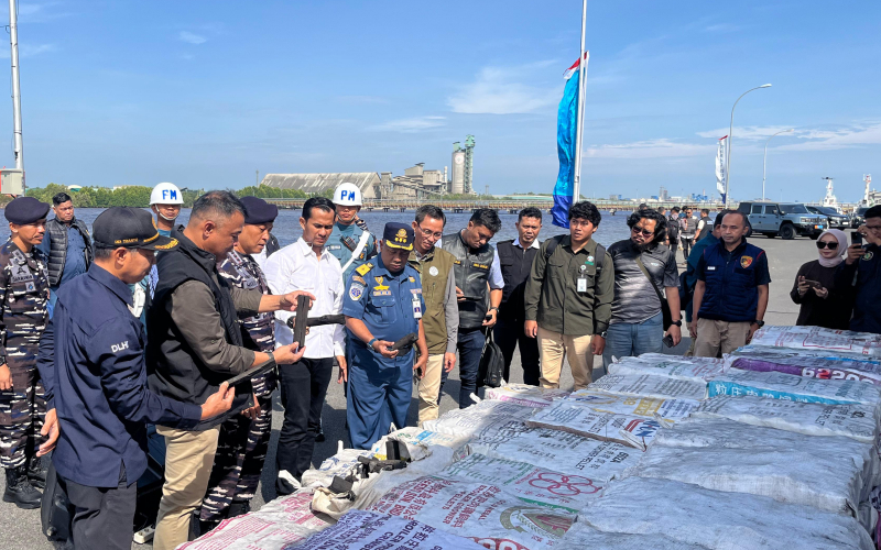 Lanal Dumai dan Intel Koarmada I Amankan 200 Ton Arang Bakau Ilegal di Perairan Meranti