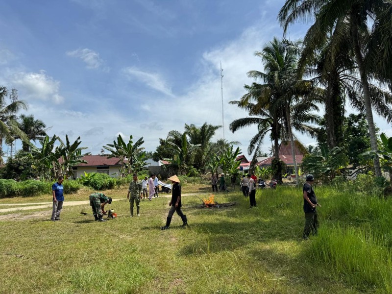 Karya Bhakti Serentak di Kampung Rantau Bertuah, Anggota Koramil 03/Minas Turut Aktif Turun ke Lapangan