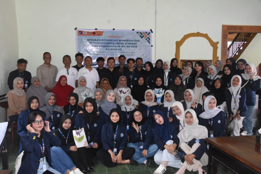 Polbeng Dorong Ekonomi Kreatif Lewat Pelatihan Ecoprint Berbasis Mangrove di Desa Kelapapati