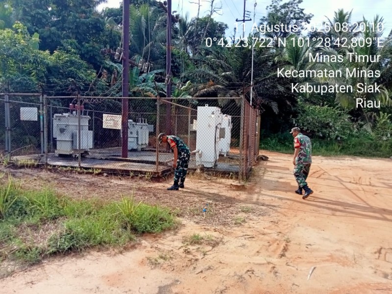 Babinsa Koramil 03/Minas Serda Mayus Maruli dan Koptu Salomo Sembiring Gelar Patroli Penguatan Binter SKK Migas di Area Minas Field