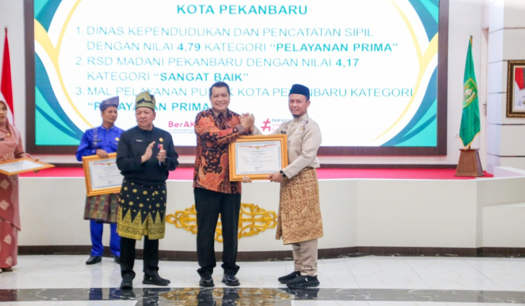 Wali Kota Pekanbaru Terima Penghargaan Pelayanan Prima Untuk DPMPTSP dari Kemenpan RB