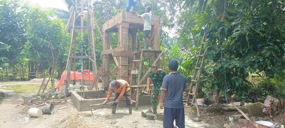 Babinsa Koramil 06/Kateman Antusias Wujudkan Pembangunan Sumur Bor TMMD ke-123