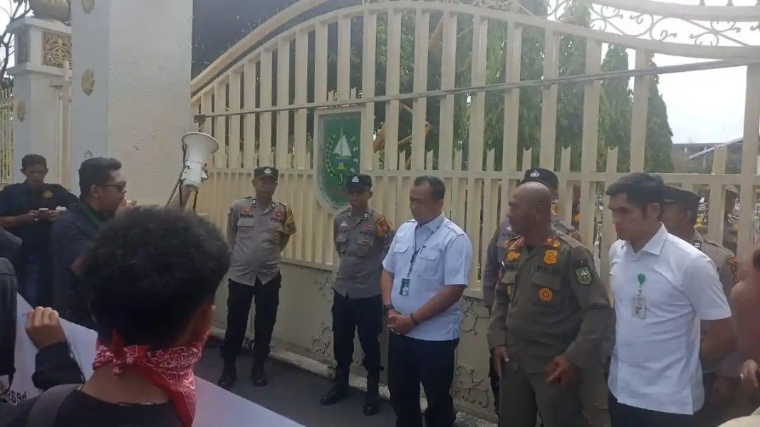Mahasiswa Unjuk Rasa di Kantor Gubernur Riau Terkait Monopoli Harga Kelapa di Inhil