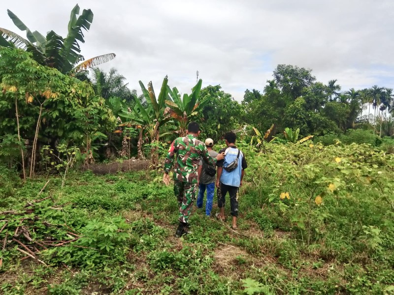 Babinsa Serka Pardosi Patroli Karhutla, Pastikan Wilayah Perawang Aman dari Titik Api