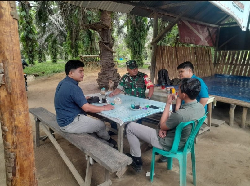 Babinsa Koramil 04/Perawang Ajak Warga Peduli Kesehatan dan Lingkungan Lewat Komsos di Perawang Barat