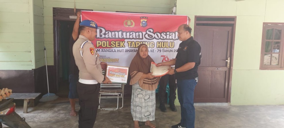 Polsek Tapung Hulu Berbagi Kebahagiaan di Hari Bhayangkara ke-79:  Bansos untuk Warga Kurang Mampu