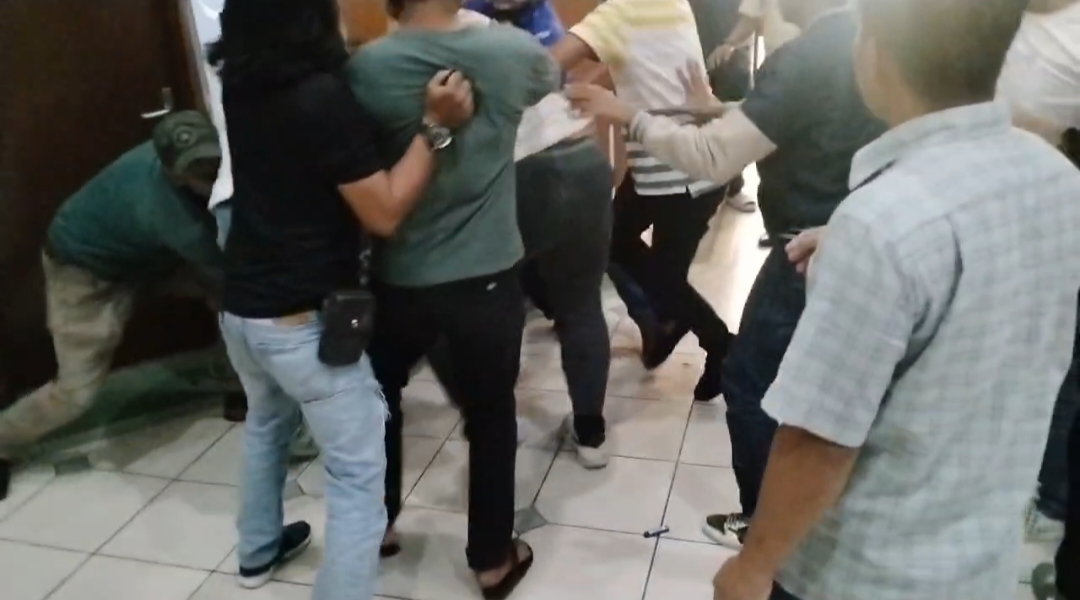 Video Kericuhan Rapat Banggar DPRD Riau Beredar Luas, Satu Orang Tumbang