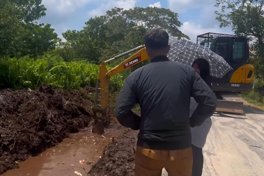 Kerap Dilanda Banjir, PUPR Pekanbaru Normalisasi Drainase Jalan Dharma Bakti Labuh Baru