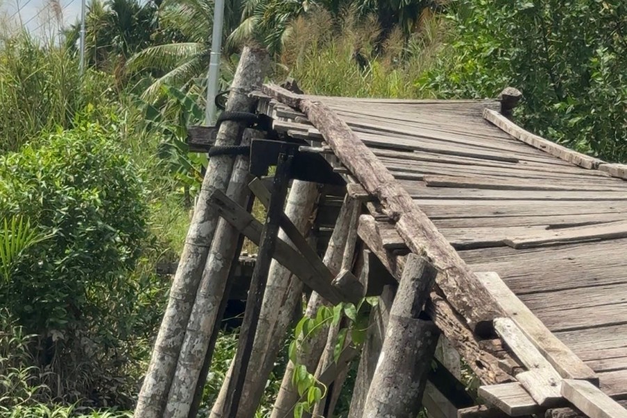 Jembatan Kayu di Kuala Muda Kecil Terancam Ambruk