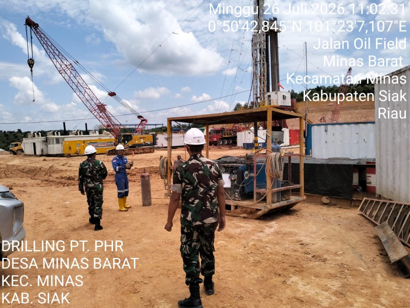 Serda Heppy Setiawan dan Serda Haris Sandya Pratama Patroli Pengamanan Tiga Lokasi Drilling di Minas, Situasi Tetap Kondusif