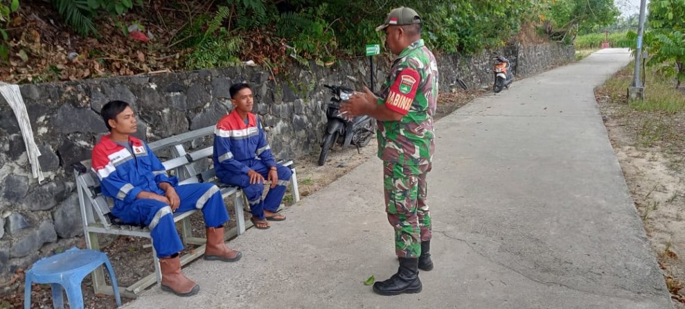 Sertu Sahidin Ajak Warga Tualang Jaga Kesehatan dan Kebersihan Lingkungan Lewat Komsos