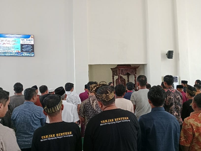 Jamaah Salat Jumat Masjid Al-Maqari Riau Qunut Nazilah untuk Korban Bencana Sumatera