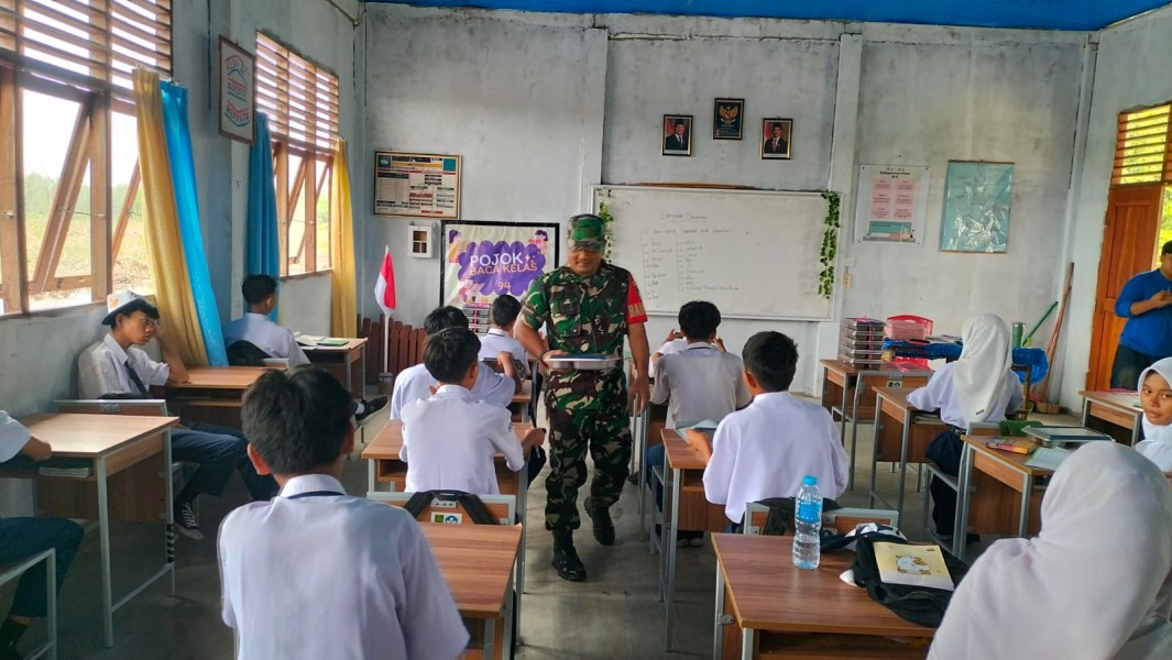 Dukung Generasi Sehat, Babinsa Koramil 06/Kateman Rutin Berikan Pengawalan Program Makan Bergizi Gratis