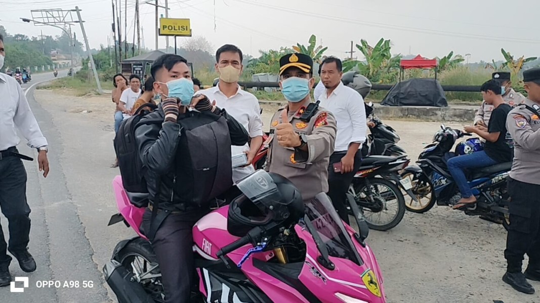 Peduli Kesehatan Warga di Tengah Kabut Asap, Polsek Minas Bagikan Ratusan Masker