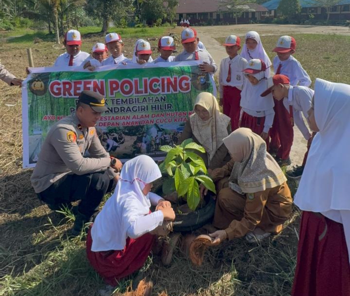 Polsek Tembilahan Tanam Pohon Serentak Dukung Green Policing