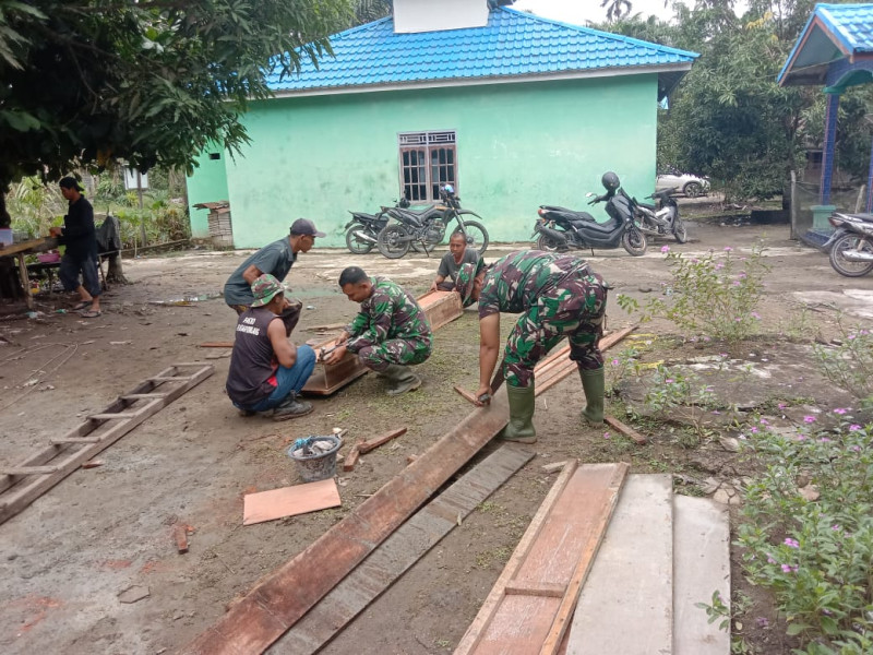 Semangat Kebersamaan Babinsa Koramil 06/Kateman di Lokasi TMMD: Pekerjaan Berat Menjadi Ringan