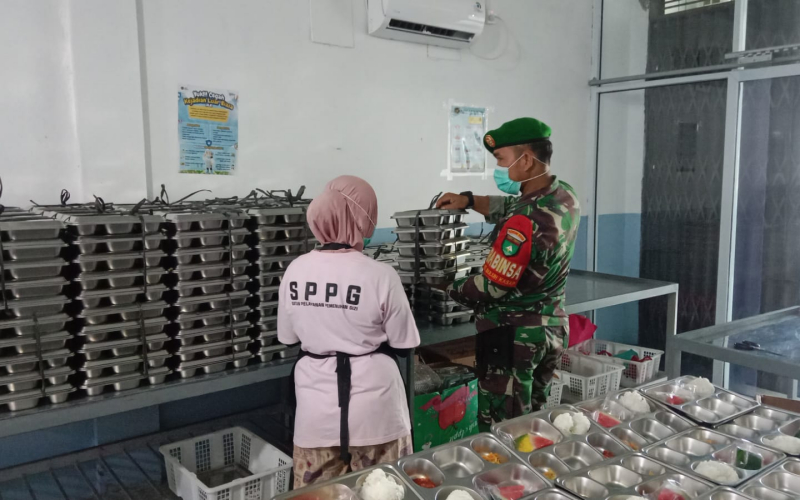 Babinsa Dampingi Penyaluran Makanan Bergizi Gratis untuk 2.118 Penerima Manfaat di Buluh Kasap