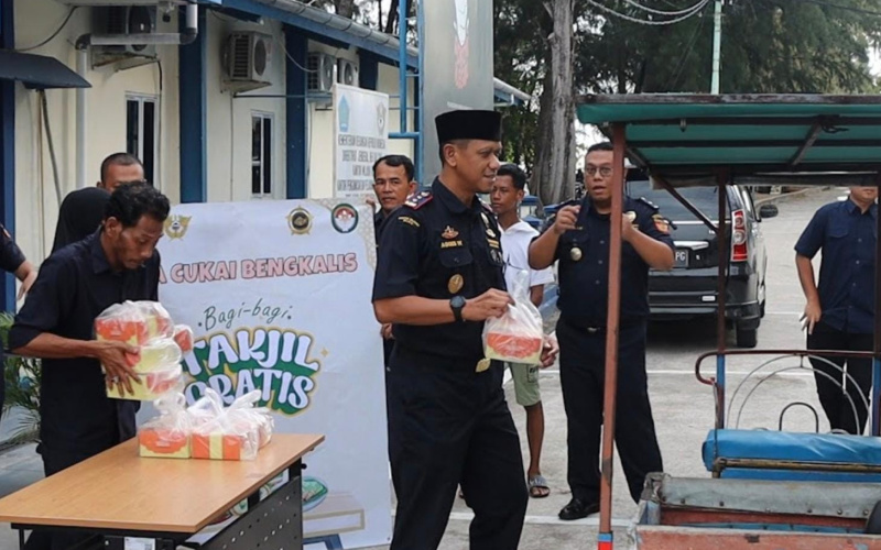 Bea Cukai Bengkalis Berbagi Takjil Kepada Masyarakat