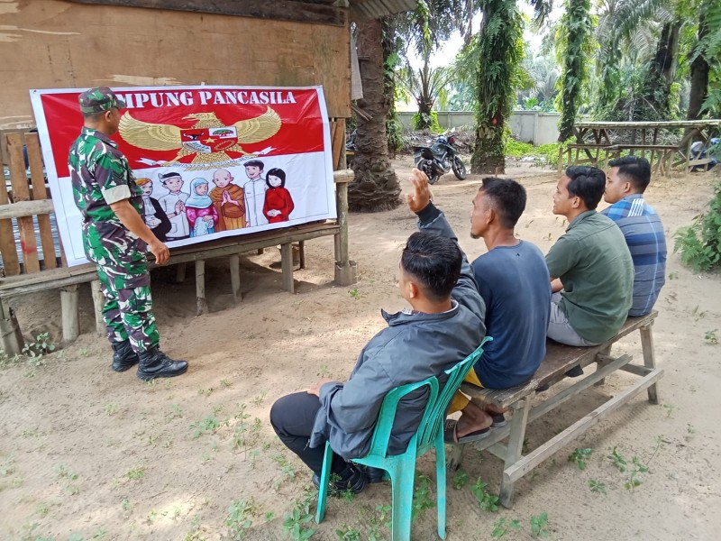 Sertu L. Syahdanur Sosialisasikan Nilai-Nilai Pancasila kepada Warga Kampung Empang Pandan