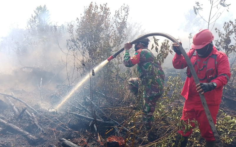 Kodim Dumai Bersama Tim Gabungan Padamkan Karhutla di Kelurahan Mundam