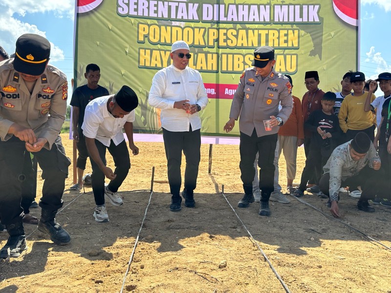 Wujudkan Swasembada Pangan, Kapolsek Tambang Bersama Pondok Pesantren Hayfalah IIBS Riau Desa Sei Pinang Tanam Jagung Serentak