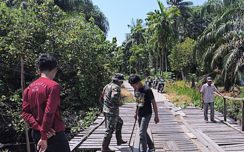Sinergi TNI dan Warga, Babinsa Lubuk Gaung Gelar Gotong Royong Jelang Pembangunan Jembatan ARAMCO