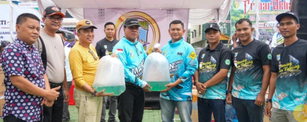 Tribar Akbar MMK Ramaikan Tepian Narosa, Bupati Kuansing Tebar Ribuan Bibit Ikan di Sungai Kuantan