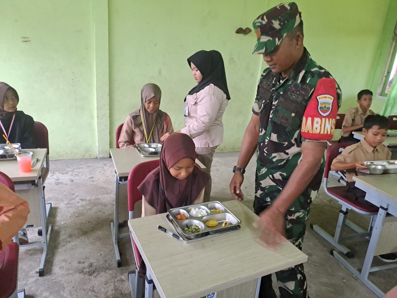 Babinsa Koramil 06/Kateman Kembali Samping Kegiatan Makan Sehat Bergizi