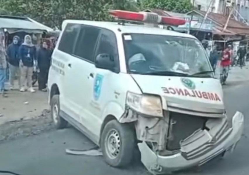 Ambulans Puskesmas Sungai Lala dan Truk Colt Diesel Bertabrakan di Lintas Timur Inhu, Sopir Alami Luka Ringan