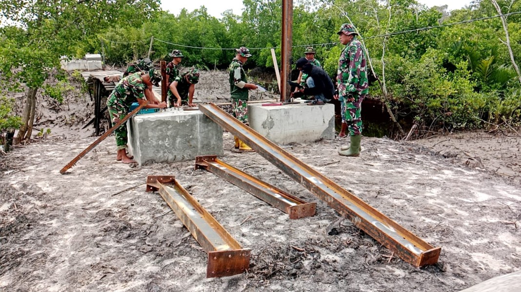 Personel TNI dan Pekerja Gotong Royong Bangun Jembatan Gantung Garuda di Sungai Sembilan